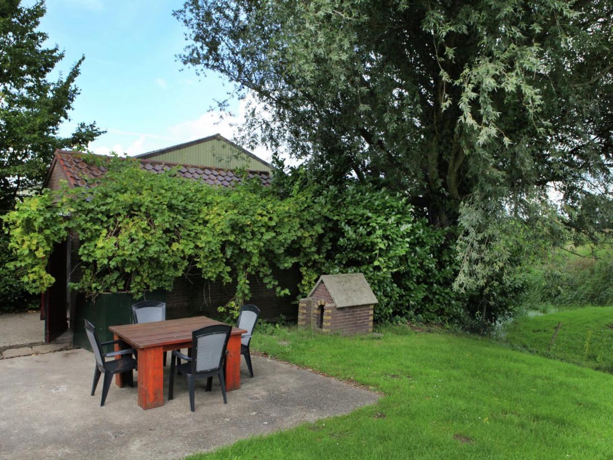 Quaint Farmhouse Near River In Oosterwijk Leerdam Exterior photo